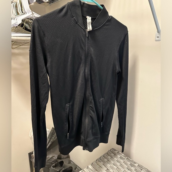 Size 6 lululemon jacket fits more like a 4 - Picture 2 of 2